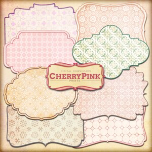 Pu&ograve; includere: Set di sei cornici digitali stampabili con vari motivi in rosa, verde e beige. Le cornici sono decorate con bordi decorativi e presentano un'estetica vintage. Il testo "Cherry Pink Prints" &egrave; visualizzato al centro dell'immagine.