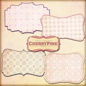 Pu&ograve; includere: Quattro cornici digitali stampabili con diversi motivi geometrici in tonalit&agrave; rosa e beige. Le cornici sono in stile vintage con un aspetto usurato. Il testo "Cherry Pink Prints" &egrave; in uno stendardo nella parte inferiore dell'immagine.