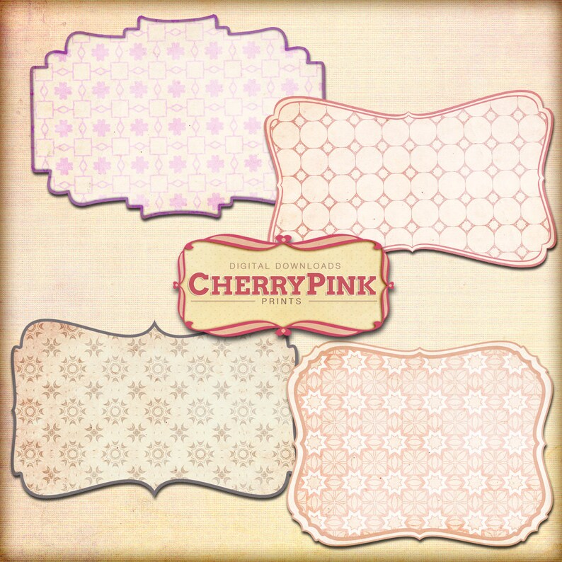 Pu&ograve; includere: Quattro cornici digitali stampabili con diversi motivi geometrici in tonalit&agrave; rosa e beige. Le cornici sono in stile vintage con un aspetto usurato. Il testo "Cherry Pink Prints" &egrave; in uno stendardo nella parte inferiore dell'immagine.