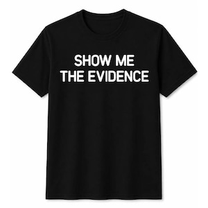 以下が含まれることがあります： 胸元に白い大文字で「SHOW ME THE EVIDENCE」というテキストがプリントされた、黒い半袖Tシャツ。この衣類は標準的なクルーネックとストレートな裾のデザインで、シンプルで清潔感のある外観に仕上がっています。