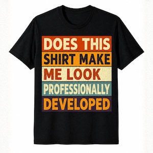Könnte beinhalten: Ein schwarzes Kurzarm-T-Shirt mit einer Grafik aus horizontalen Streifen in Orange, Gelb, Creme, Hellblau und Lila. Der Text lautet: DOES THIS SHIRT MAKE ME LOOK PROFESSIONALLY DEVELOPED in einer fetten, abgenutzten Retro-Schriftart.