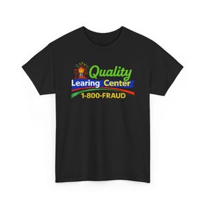 Op de afbeelding: Zwart T-shirt met de tekst "Quality Learing Center" in groen, blauw en rood. Het shirt heeft ook het telefoonnummer "1-800-FRAUD" in een kleurrijk ontwerp. Een grappig en ironisch grafisch T-shirt.