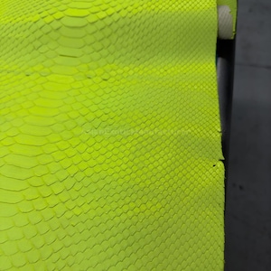 Piel de pitón de Borneo / Piel de pitón genuina de color amarillo limón para sus manualidades.
