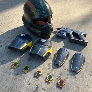 Helldivers 2 bundle, contains B-01 Helmet,  B-01 Arm Armor, Peacemaker, Warbond Medals