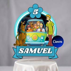Pode incluir: Um topo de bolo com a carrinha Mystery Machine com Scooby-Doo e a turma. O número 5 é exibido em uma flor azul, com o nome "SAMUEL" em uma faixa. O logotipo da Canva é visível.