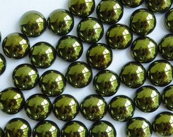 6 glass cabochons, Ø10mm, olivine lustre