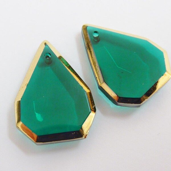 2 glass pendants, 20x15mm, green, triangle