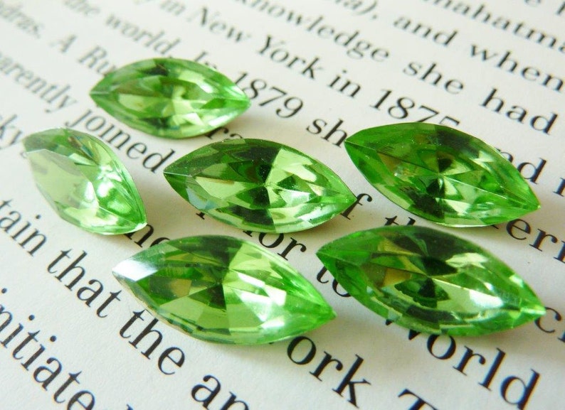 6 glass jewels, 15x7mm, peridot green, navette image 1
