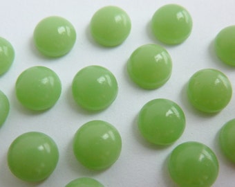 10 glass cabochons, Ø6mm, opaque light green, round