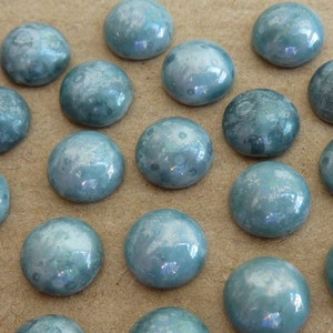 12 glass cabochons, Ø8mm, light turquoise marbled lustre, round