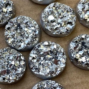 10 acrylic cabochons, Ø12mm, silver rocks, round