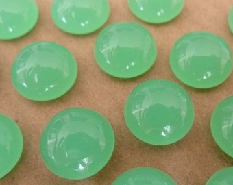 6 glass cabochons, Ø10mm, opal green