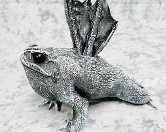 Giant Cane Toad Taxidermy Gargoyle Oddities- frog lizard medieval monster