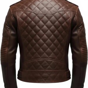 Puede incluir: Chaqueta de cuero marr&oacute;n con un patr&oacute;n de diamantes acolchado en la espalda. La chaqueta tiene un cuello con muescas, charreteras y detalles acanalados en las mangas. Un estilo cl&aacute;sico, adecuado para diversas ocasiones.