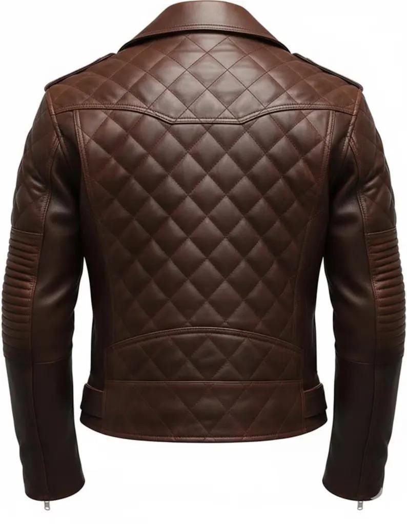 Puede incluir: Chaqueta de cuero marr&oacute;n con un patr&oacute;n de diamantes acolchado en la espalda. La chaqueta tiene un cuello con muescas, charreteras y detalles acanalados en las mangas. Un estilo cl&aacute;sico, adecuado para diversas ocasiones.
