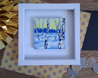 Mellow: En liten originell snöig blå och gul skogsmark inramad akrylmålning