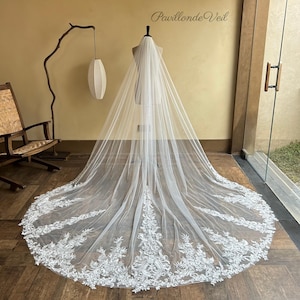 Puede incluir: Un juego de tres tazas de cerámica con un acabado moteado y mate. Las tazas son de color crema, gris claro y gris oscuro. Cada taza tiene un diseño simple y minimalista y un asa redondeada.