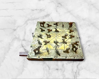 Handgemachtes Messing Bagh Chal Spiel Set – Nepalesische Tigerziegen Strategietafel (16x16x6cm)