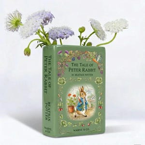 Vaso in ceramica a forma di libro di Peter Rabbit, vaso per fiori a forma di libro di Beatrix Potter, decorazione per la cameretta in stile cottagecore, complemento d'arredo vintage a tema libri di fiabe.