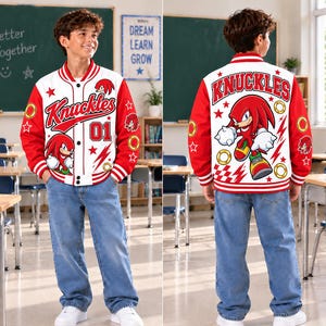 Könnte beinhalten: Eine weiß-rote Collegejacke mit der Figur Knuckles aus Sonic the Hedgehog. Auf der Vorderseite sind der Schriftzug Knuckles, die Nummer 01 und eine Grafik der Figur zu sehen. Die Rückseite zeigt eine große Knuckles-Grafik und Text.