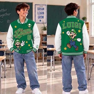 Pode incluir: Uma jaqueta universitária verde e branca com o nome Liam, o número 6 e um gráfico do personagem Luigi na frente. A parte de trás exibe o nome Luigi com um grande gráfico do personagem Luigi cercado por estrelas amarelas.