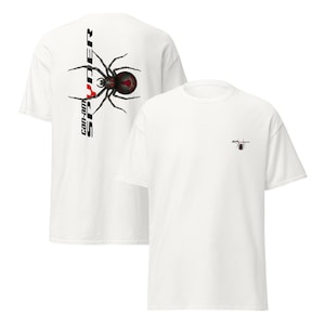 Pode incluir: T-shirts brancas com um desenho de aranha preta e vermelha. Uma t-shirt tem o texto "can-am Spyder" na lateral. A outra tem um gr&aacute;fico de aranha menor no peito.