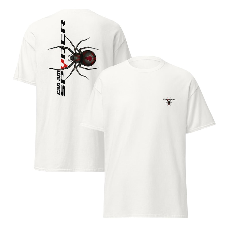Pode incluir: T-shirts brancas com um desenho de aranha preta e vermelha. Uma t-shirt tem o texto "can-am Spyder" na lateral. A outra tem um gr&aacute;fico de aranha menor no peito.