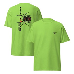 Pode incluir: T-shirts verde lim&atilde;o com um gr&aacute;fico de aranha preta e vermelha. Uma camisa apresenta o texto "Can-Am Spyder" verticalmente. A outra camisa tem um gr&aacute;fico de aranha menor no peito. As camisas s&atilde;o feitas de um material macio.