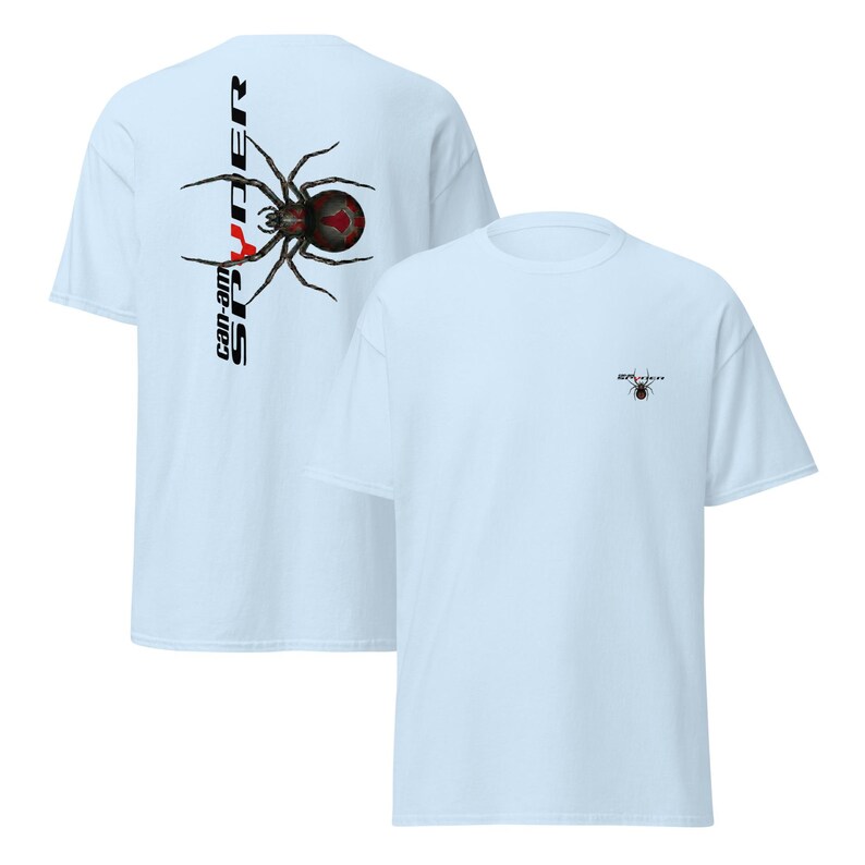 Pode incluir: T-shirts azul claro com um desenho de aranha preta e vermelha. Uma camisa tem um grande desenho de aranha com o texto "Can-Am Spyder", enquanto a outra tem um logotipo de aranha menor. As camisas s&atilde;o feitas de um material macio.