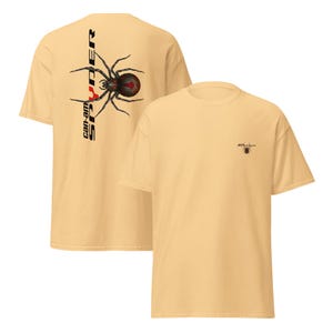 Pode incluir: Duas camisetas amarelo claro. A parte de tr&aacute;s de uma camisa apresenta um gr&aacute;fico de aranha preta e vermelha com o texto "Spyder" e "Can-am". A frente da outra camisa tem um pequeno gr&aacute;fico de aranha.