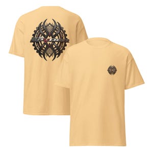 Peut inclure: Une tasse en c&eacute;ramique blanche avec une anse noire et l'inscription "But First, Coffee" en gras noir. La tasse est pos&eacute;e sur un fond flou, sugg&eacute;rant un cadre chaleureux.