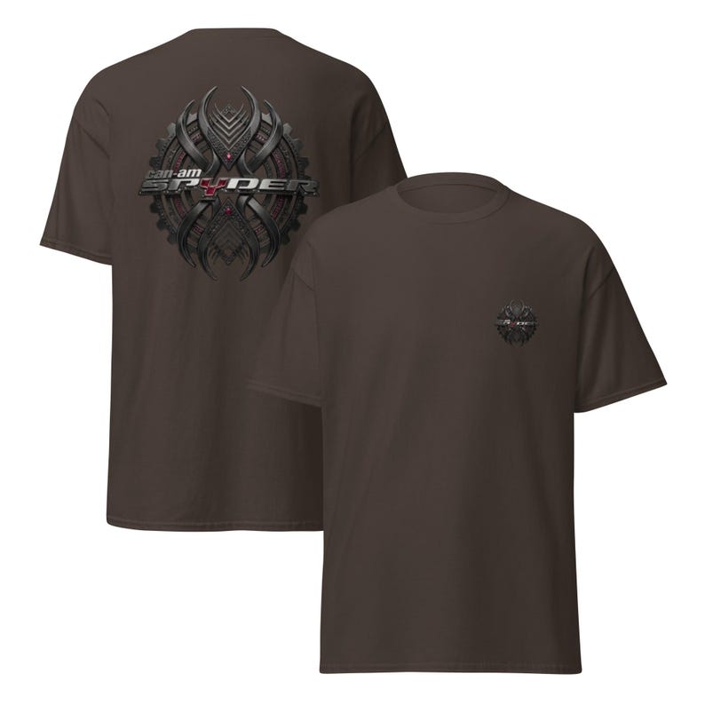 Peut inclure: T-shirt marron avec un motif d&eacute;taill&eacute; au dos, affichant le texte "Can-Am SPYDER". Le design comprend un &eacute;l&eacute;ment en forme d'engrenage et un embl&egrave;me stylis&eacute;. Un embl&egrave;me plus petit est &eacute;galement pr&eacute;sent &agrave; l'avant.