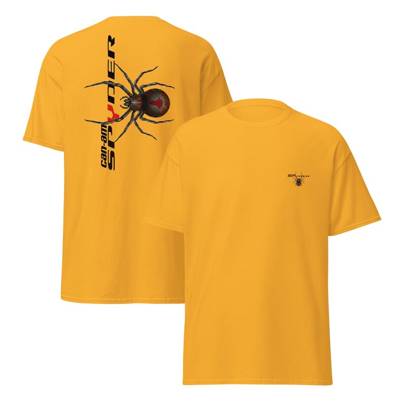 Pode incluir: T-shirts amarelo mostarda com um gr&aacute;fico de aranha preto e vermelho. Uma camisa tem um grande design de aranha com o texto "Spyder" e "Can-am". A outra camisa tem um pequeno logotipo de aranha no peito.