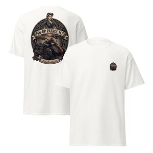 Puede incluir: Camisetas blancas con un dise&ntilde;o gr&aacute;fico. La parte posterior de la camiseta presenta un emblema circular con una pin-up, una motocicleta y el texto "PIN-UP PATROL M.C." y "CAN-AM". La parte delantera de la camiseta tiene una versi&oacute;n m&aacute;s peque&ntilde;a del emblema.