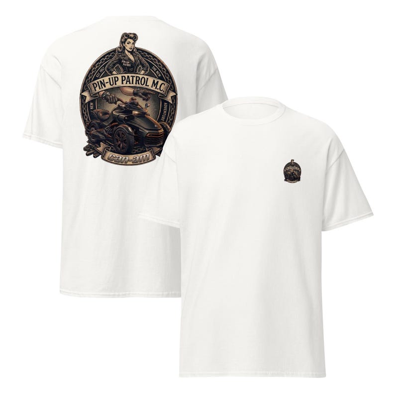 Puede incluir: Camisetas blancas con un dise&ntilde;o gr&aacute;fico. La parte posterior de la camiseta presenta un emblema circular con una pin-up, una motocicleta y el texto "PIN-UP PATROL M.C." y "CAN-AM". La parte delantera de la camiseta tiene una versi&oacute;n m&aacute;s peque&ntilde;a del emblema.