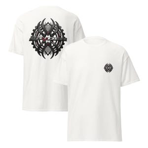 Peut inclure: T-shirts blancs avec un motif graphique. L'un des t-shirts pr&eacute;sente un grand embl&egrave;me d&eacute;taill&eacute; au dos avec le texte "SPYDER". L'autre t-shirt a un embl&egrave;me plus petit sur le devant. Les embl&egrave;mes sont noirs et gris.