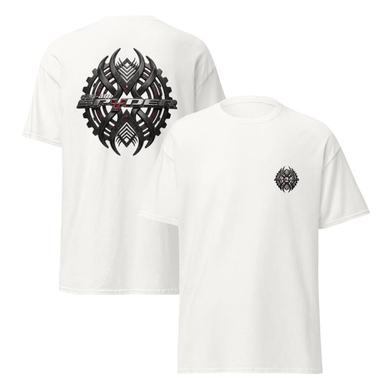 Peut inclure: T-shirts blancs avec un motif graphique. L'un des t-shirts pr&eacute;sente un grand embl&egrave;me d&eacute;taill&eacute; au dos avec le texte "SPYDER". L'autre t-shirt a un embl&egrave;me plus petit sur le devant. Les embl&egrave;mes sont noirs et gris.