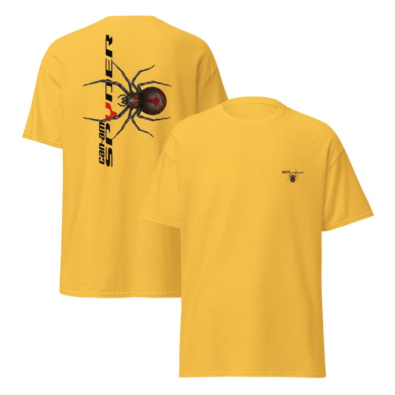 Pode incluir: Camisetas amarelo mostarda. Uma camisa apresenta um gr&aacute;fico de aranha preta e vermelha com o texto "Spyder" e "can-am" na vertical. A outra camisa tem um gr&aacute;fico de aranha menor no peito.