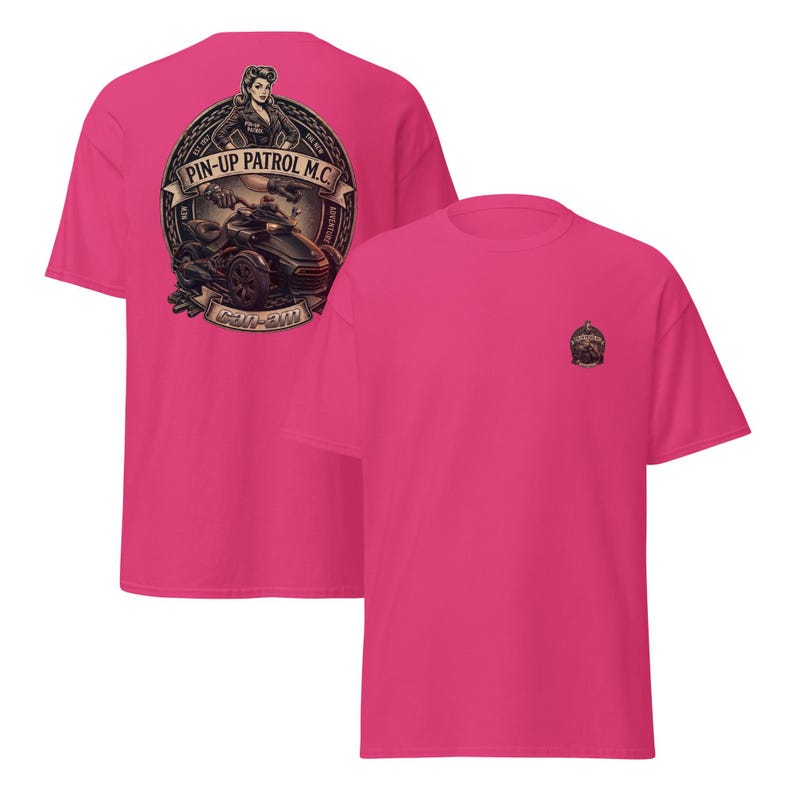 Puede incluir: Dos camisetas rosa intenso. Una presenta un gran emblema en la espalda con una pin-up, el texto "PIN-UP PATROL M.C." y un veh&iacute;culo Can-Am. La otra camiseta tiene un emblema m&aacute;s peque&ntilde;o en la parte delantera.