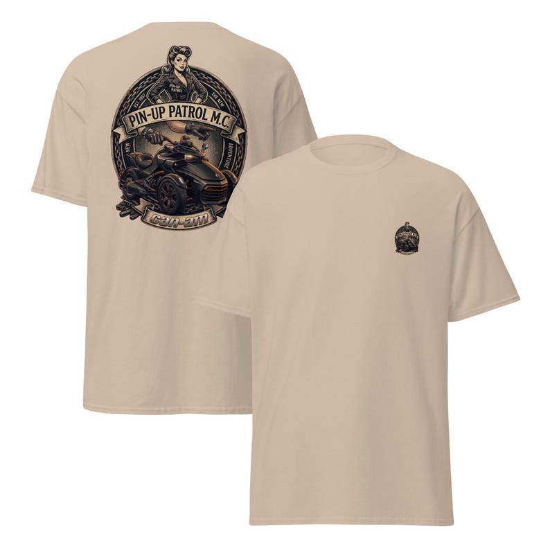 Puede incluir: Dos camisetas color beige. Una tiene un gran dise&ntilde;o circular en la espalda con una pin-up, una motocicleta y el texto "PIN-UP PATROL M.C." y "CAN-AM". La otra tiene un dise&ntilde;o m&aacute;s peque&ntilde;o en la parte delantera.