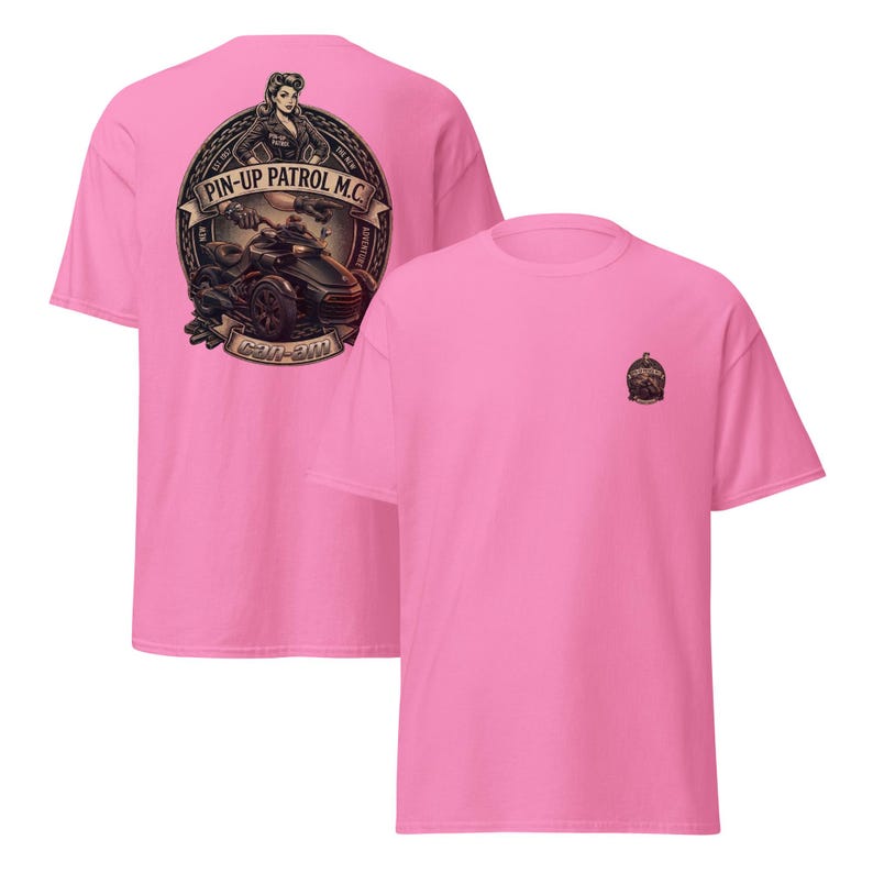 Puede incluir: Camiseta rosa con un gr&aacute;fico en la espalda que muestra una pin-up, un veh&iacute;culo Can-Am y el texto "PIN-UP PATROL M.C.". La parte delantera de la camiseta tiene un gr&aacute;fico m&aacute;s peque&ntilde;o a juego en el pecho.