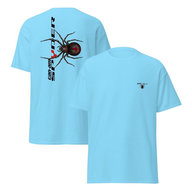 Pode incluir: T-shirts azuis claros com um gr&aacute;fico de aranha. Uma camisa apresenta um grande design de aranha com o texto "can-am SPYDER" verticalmente no lado esquerdo. A outra camisa tem um pequeno gr&aacute;fico de aranha no peito.