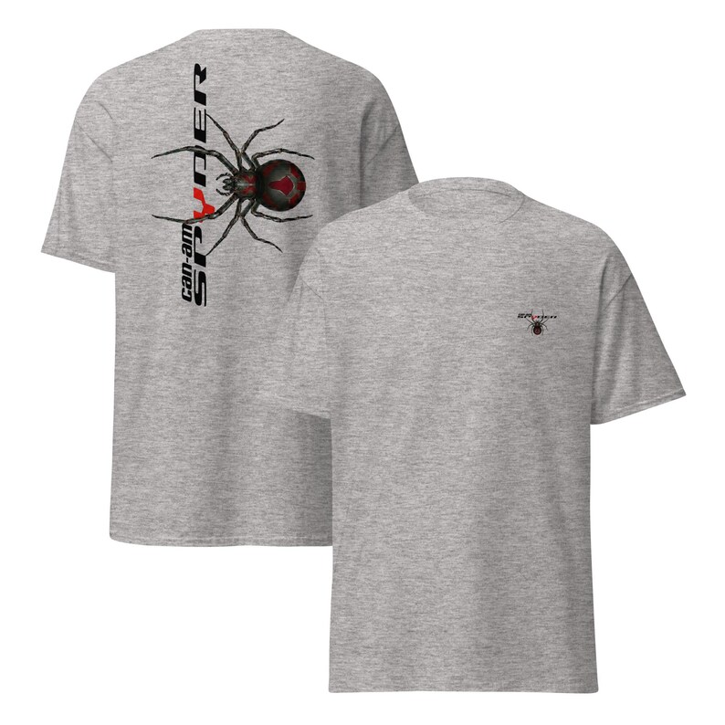 Pode incluir: Duas camisetas cinza mescladas. A parte de tr&aacute;s de uma camiseta apresenta um gr&aacute;fico de aranha preta e vermelha com o texto "can-am SPYDER". A outra camiseta tem um pequeno gr&aacute;fico de aranha e a palavra "spyder".