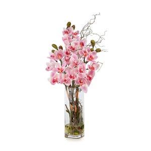 Può includere: Un alto vaso cilindrico in vetro trasparente contenente una grande composizione di fiori di orchidea artificiali rosa chiaro con centri rosa scuro, accompagnati da diversi boccioli verdi e sottili rami decorativi intrecciati di colore marrone scuro.