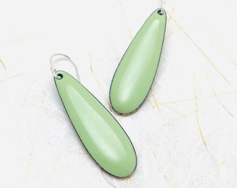 Boucles d'oreilles longues en forme de larme, Boucles d'oreilles en émail vert lichen, Boucles d'oreilles pendantes minimalistes, Boucles d'oreilles vertes, Bijoux d'été, Boucles d'oreilles cadeaux