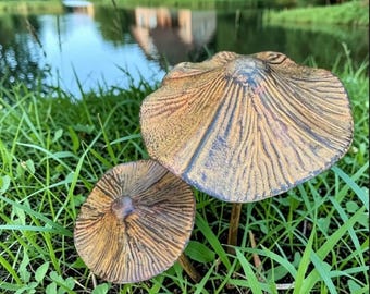 Juego de 2 estacas rústicas de metal con forma de seta para jardín – Decoración vintage para jardín de hadas, arte de exterior con aspecto envejecido, escultura de jardín estilo bosque.