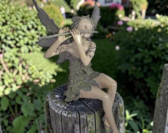 Estatua de hada sentada caprichosa para jardín – Figura de hada flautista de resina, decoración de jardín encantado, escultura mágica de hada para exteriores, fantasía
