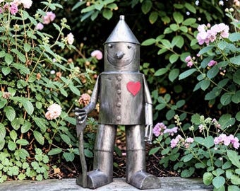 Estatua de jardín del Hombre de Hojalata con un toque caprichoso: escultura de resina con aspecto metálico, decoración de jardín inspirada en magos, regalo único de Pascua, adorno de jardín de fantasía.