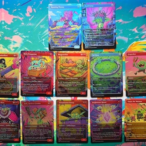 Puede incluir: Una colección de cartas coleccionables de Magic: The Gathering con ilustraciones coloridas de duendes y paisajes fantásticos. Las cartas presentan ilustraciones vibrantes con texto y varios tipos de cartas, incluyendo criaturas y artefactos.