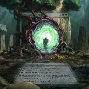 Op de afbeelding: Fantasie-illustratie van een groen oplichtend portaal in een boom, met een silhouet erin. Een kaart met tekst over een legendarisch artefact staat op de voorgrond. De titel van de kaart is "The Great Henge".